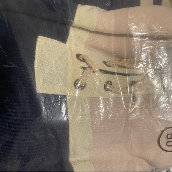 Maple Leaf hooded hockey jersey - Picture 2 of 3